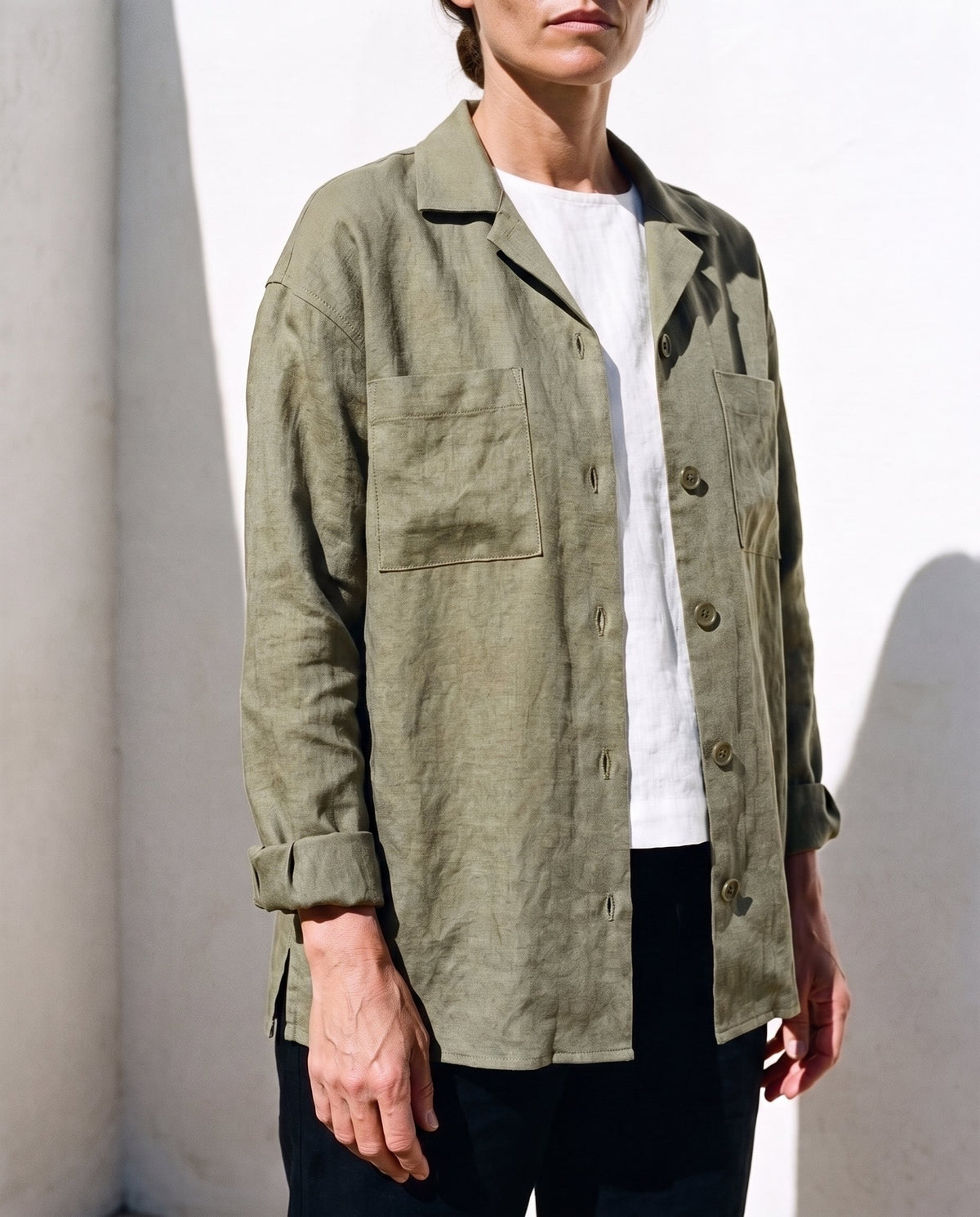 Rita Overshirt in moss, close view of the front