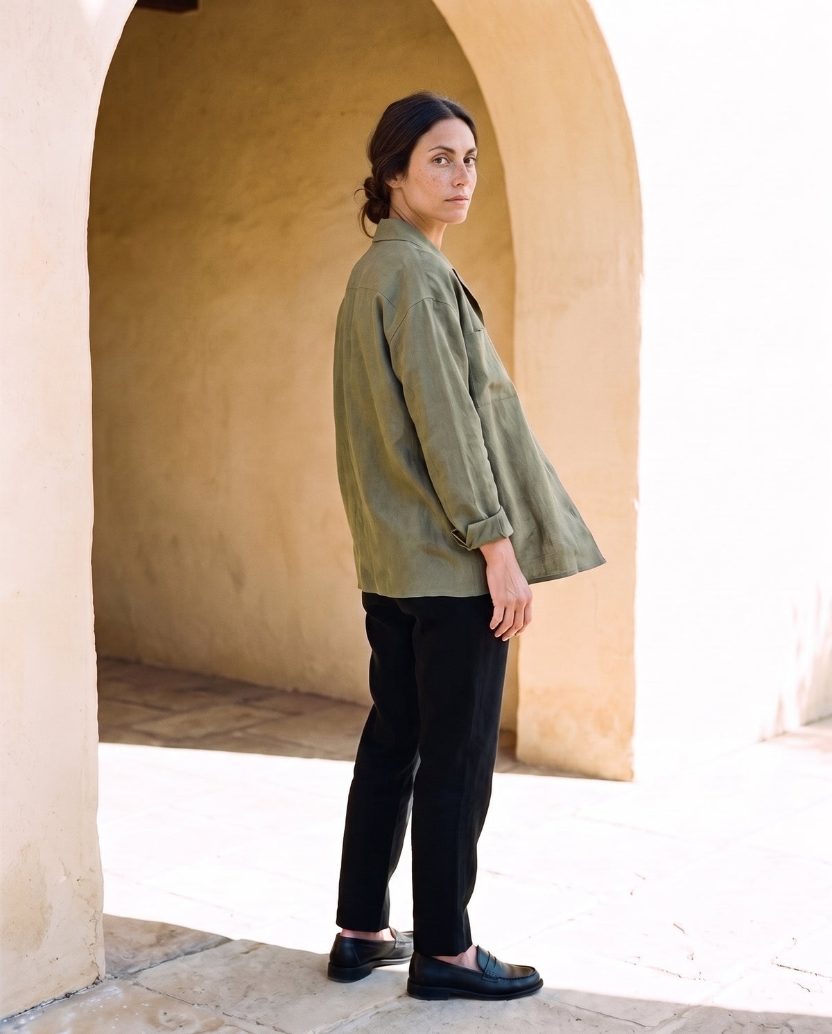 Rita Overshirt in moss, turning away, side and back