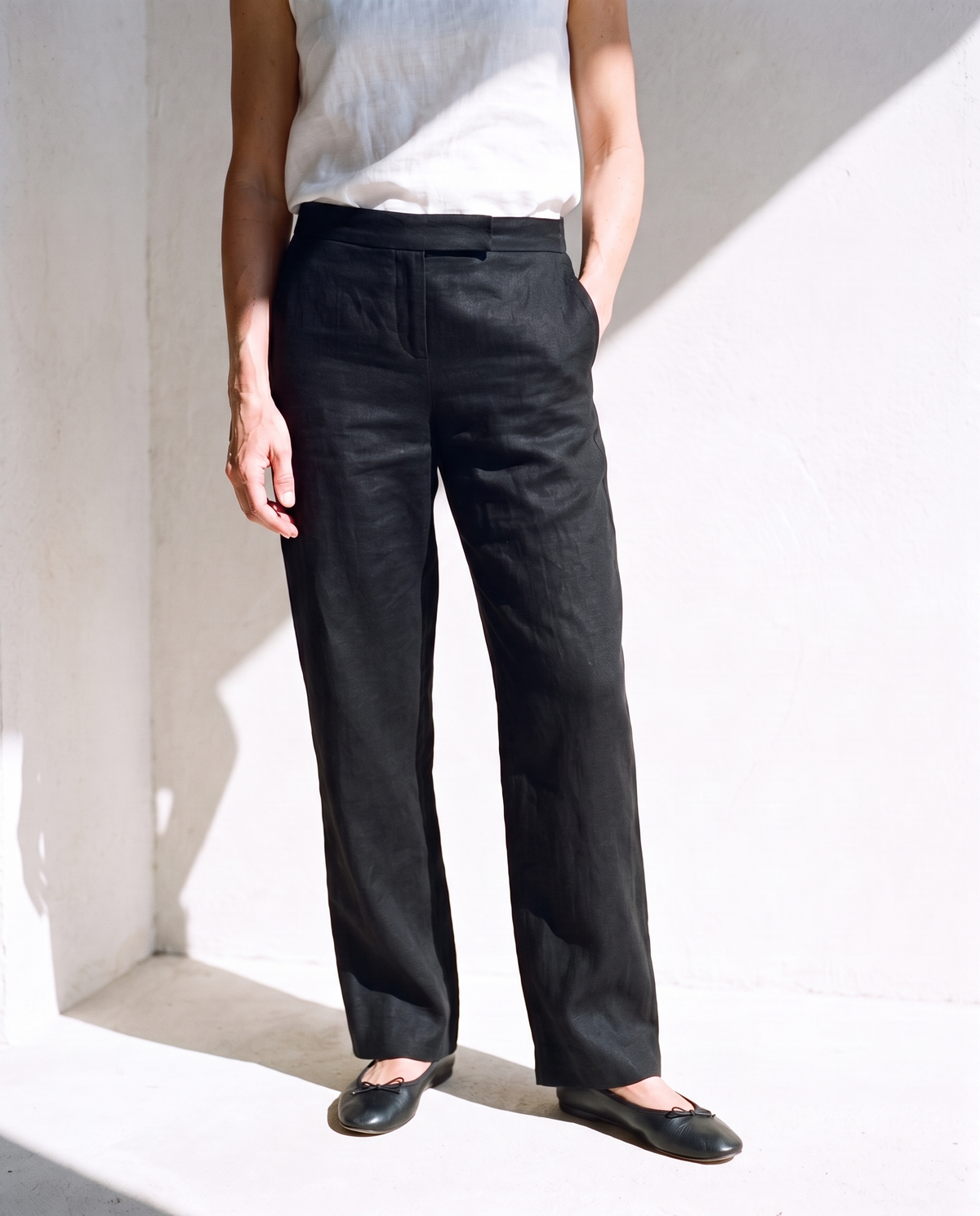 Nina Trousers in black, close view of the front