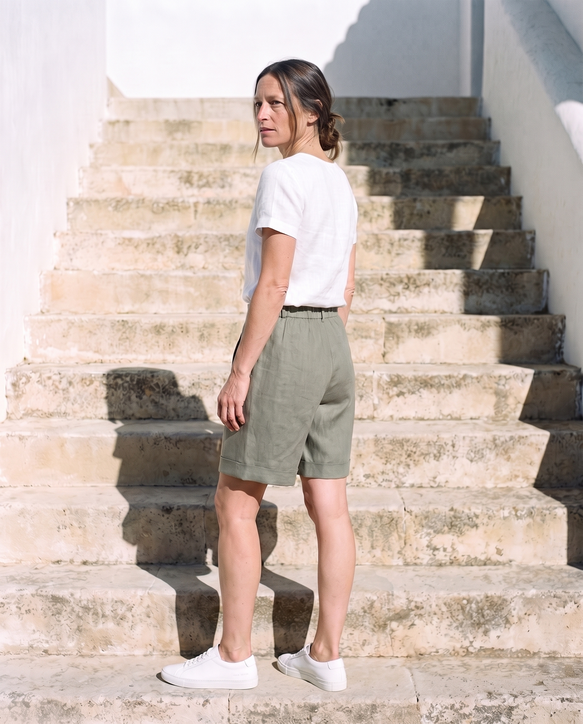 Rosa Shorts in moss, turning away, side and back
