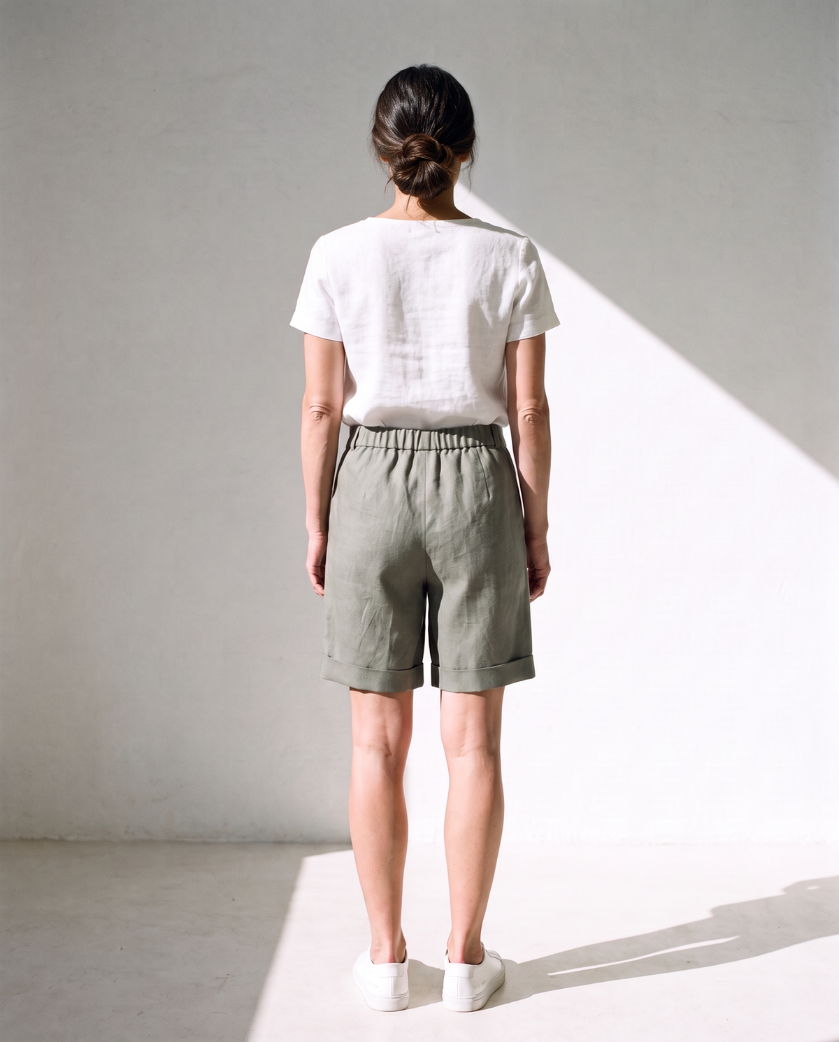 Rosa Shorts in moss, back view