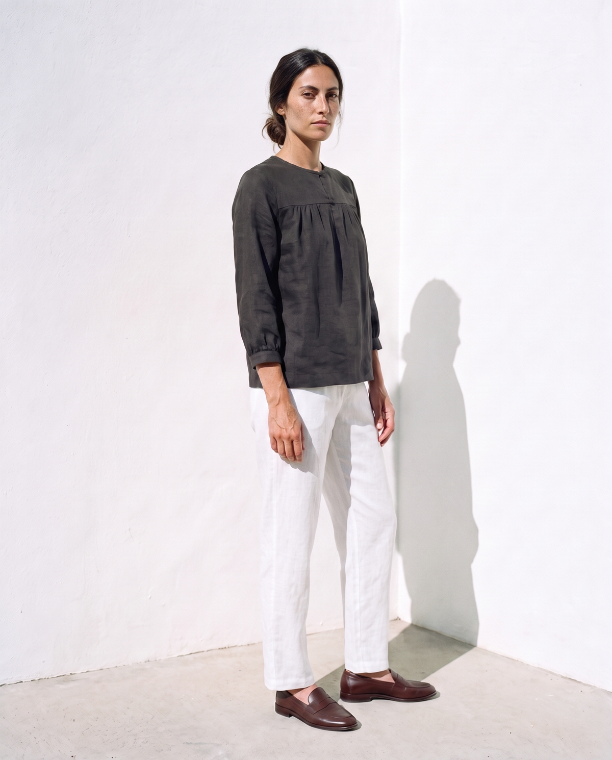 Ines Blouse in black, a quarter turn, looking at the camera