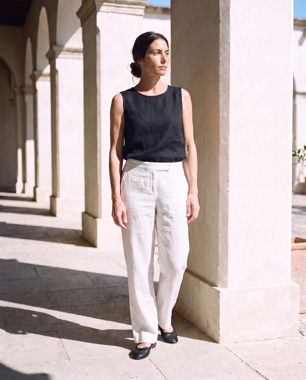 Nina Trousers in white, half a step forward, looking away