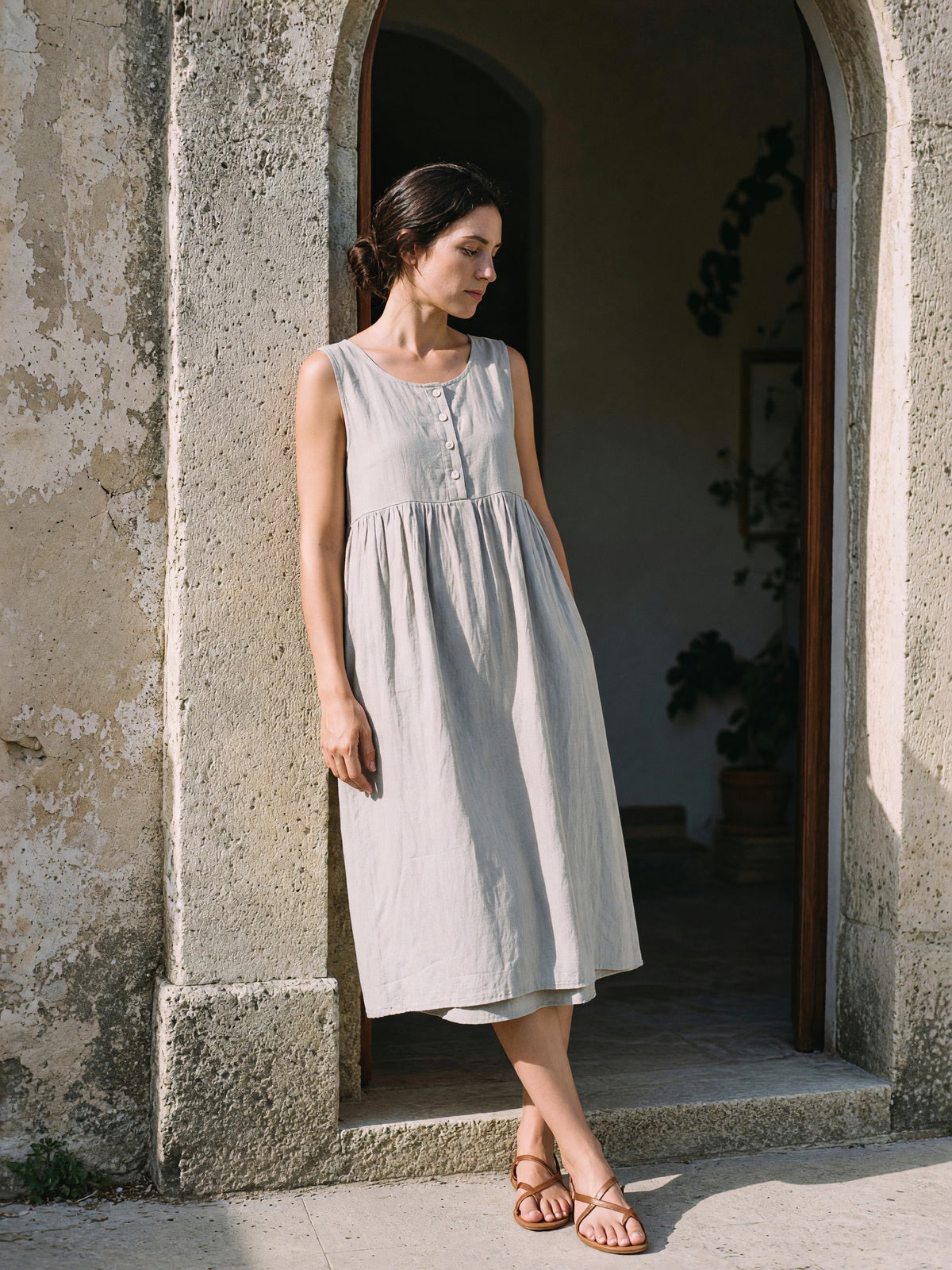 Button Front Gathered Midi in light grey, lifestyle