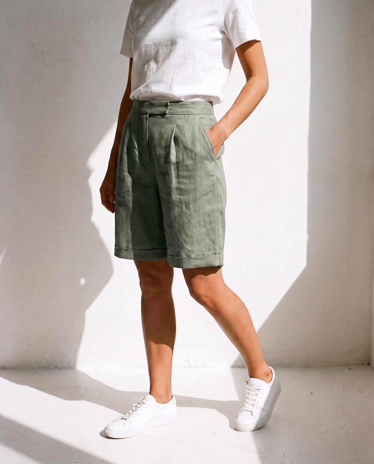 Rosa Shorts in moss, close view of the front