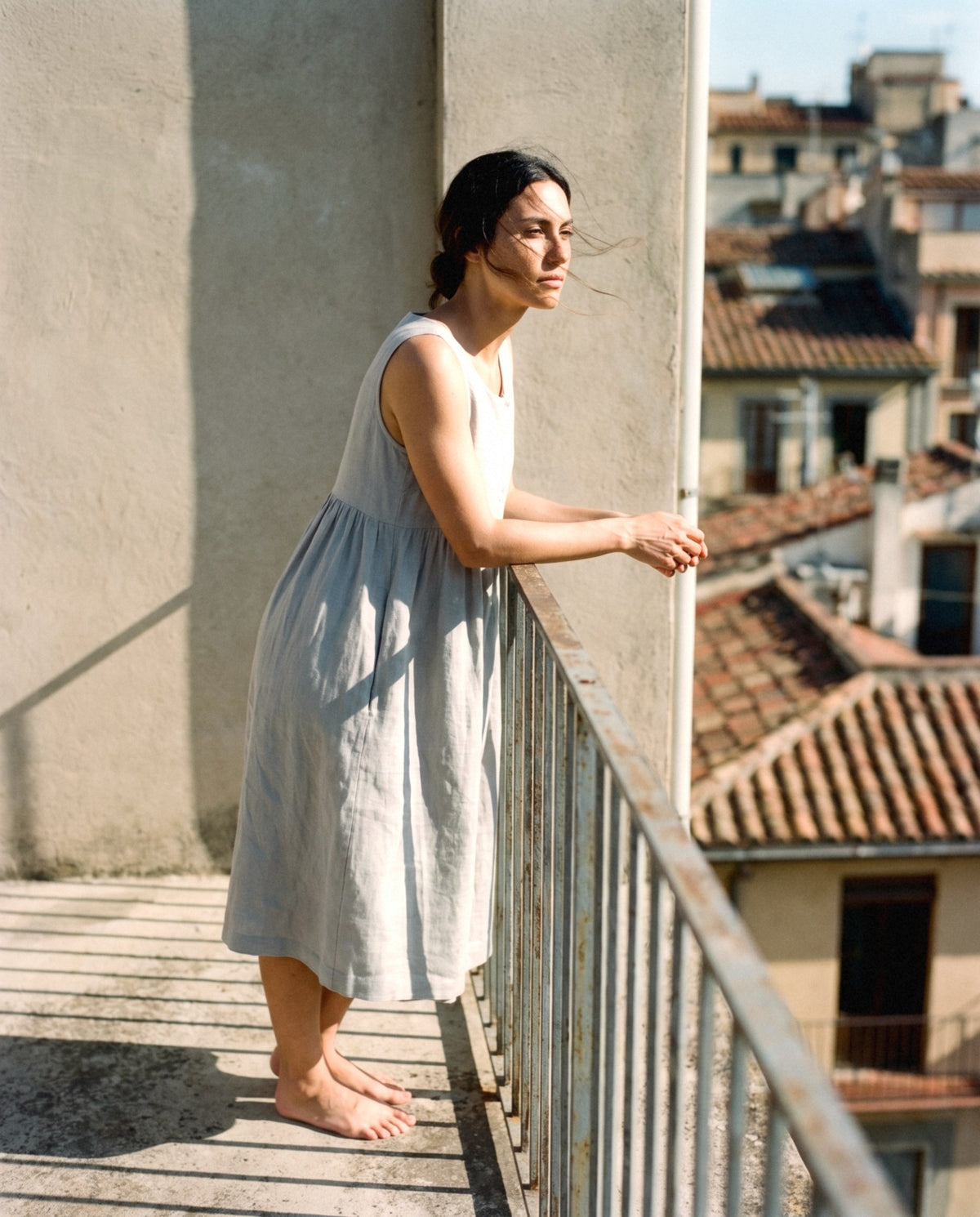 Button Front Gathered Midi in light grey, worn outdoors