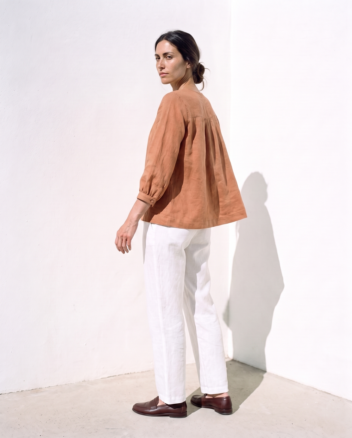 Ines Blouse in clay, turning away, side and back