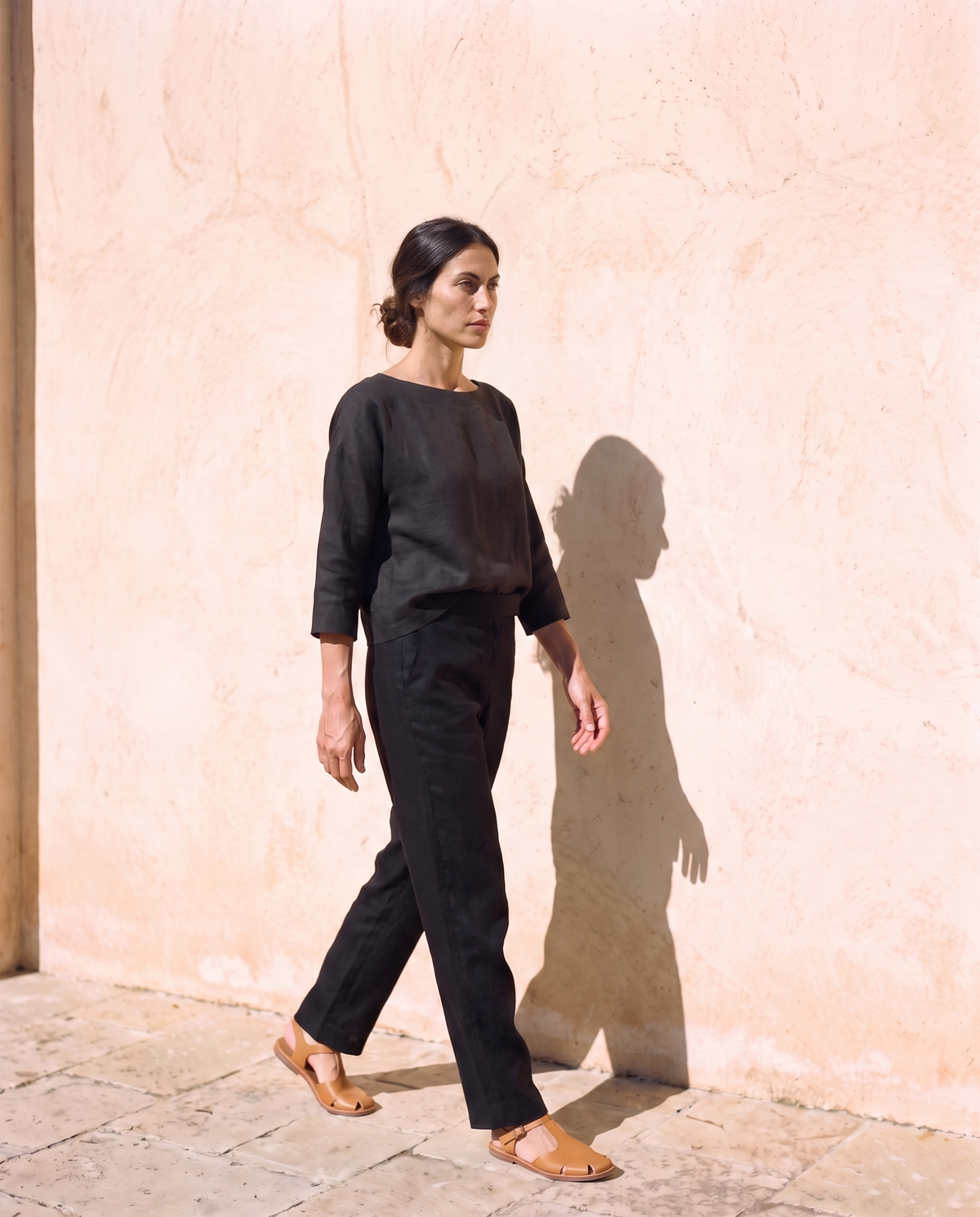 Lia & Nina Set in black, walking along the wall